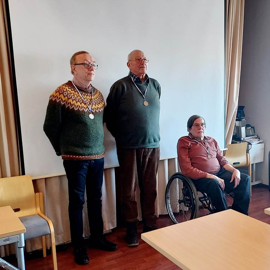 Kan vara en bild av 3 personer